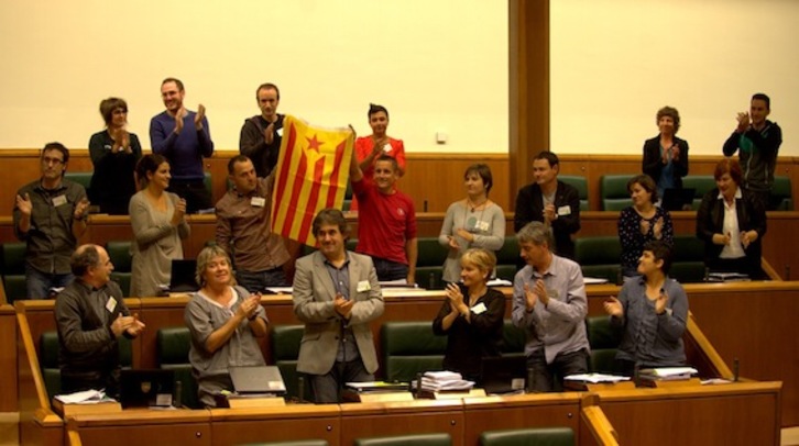 EH Bilduko legebiltzarkideek «estelada» atera dute. (ARGAZKI PRESS)