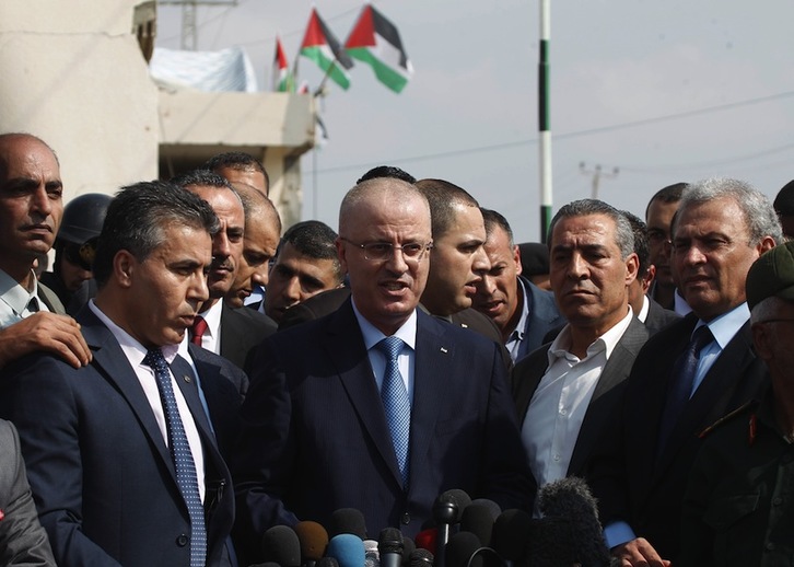 El primer ministro palestino, Rami Hamdala, hace declaraciones a los medios en Gaza. (Said KHATIB/AFP) 