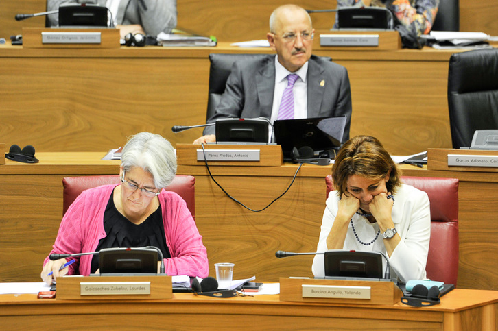 Lourdes Goicoechea y Yolanda Barcina, durante el pleno. (Idoia ZABALETA/ARGAZKI PRESS)