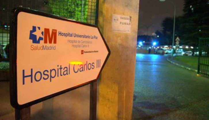 Ya son catorce los ingresados en observación en el hospital Carlos III. (Curto DE LA TORRE/AFP)