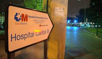 Ya son catorce los ingresados en observación en el hospital Carlos III. (Curto DE LA TORRE/AFP)