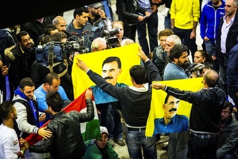 Manifestantes kurdos muestran en La Haya banderolas con la imagen de Oçalan. (Valerie KUYPERS/AFP PHOTO)