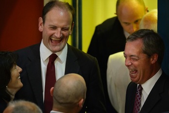 El parlamentario Douglas Carswell, junto a Nigel Farage, líder del UKIP. (Leon NEAL/AFP PHOTO)
