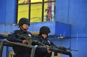 Dos policías federales patrullan por Iguala. (Yuri CORTEZ/AFP PHOTO)
