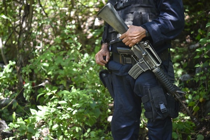 Un policía patrulla en Iguala. (Yuri CORTEZ/AFP PHOTO)