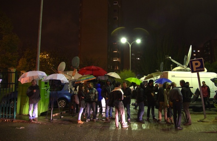 Los medios de comunicación hacen guardia a las puertas del hospital Carlos III. (Curto DE LA TORRE / AFP)