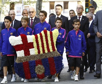 La cantera y la directiva del Barça, en la ofrenda floral a Casanova de la última Diada. (Quique GARCÍA/AFP)