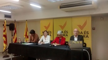 Las presidentas de la ANC y de Òmnium Cultural, Carme Forcadell y Muriel Casals, durante la rueda de prensa. (NAIZ.EUS)