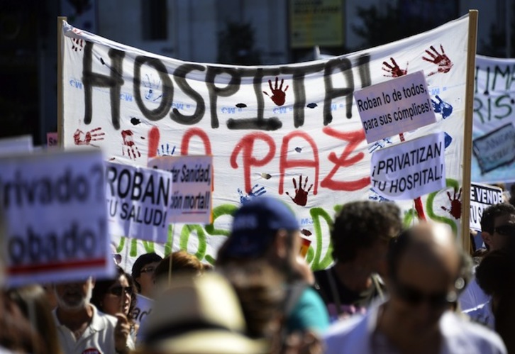 Manifestación contra los recortes y la privatización de la sanidad madrileña, en setiembre de 2013. (Gerard JULIEN / AFP)