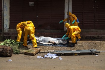 Recogida de un cadáver en las calles de Freetown, capital de Sierra Leona.