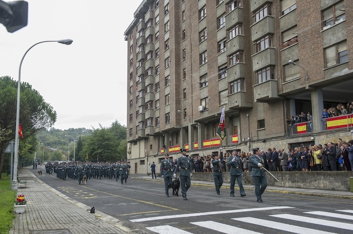 Desfile de la Guardia Civil en el cuartel de Intxaurrondo de Donostia. (Jon URBE/ARGAZKI PRESS)