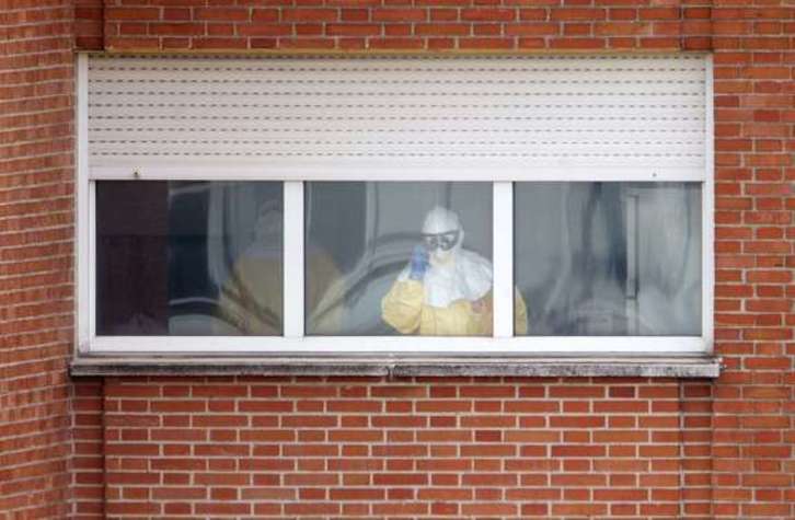 Personal sanitario atiende a uno de los ingresados en el hospital Carlos III. (Curto DE LA TORRE/AFP)