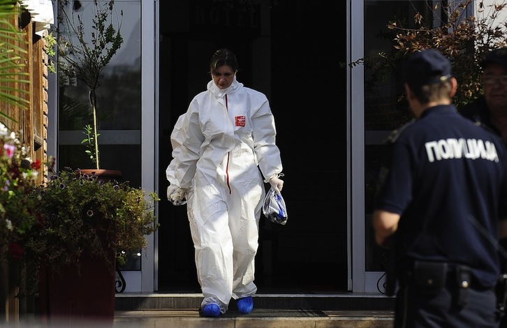 Una especialista abandona el hotel en el que se hospedó el ciudadano británico y que ha permanecido en cuarentena hasta ahora. (Robert ATANASOVSKI/AFP)