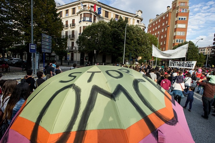 Las capitales de Hego Euskal Herria han acogido las marchas contra la Lomce, entre ellas, Iruñea, donde se ha captado esta imagen. (Iñigo URIZ/ARGAZKI PRESS)
