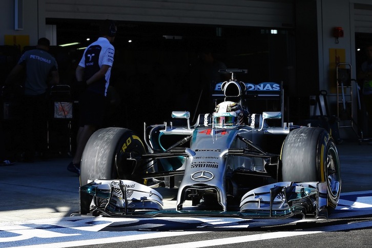 Hamilton sale de boxes para disputar la prueba. (Valdrin XHEMAJ/AFP)