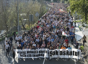 Miles de personas han participado en la marcha convocada en Elgoibar. (Jon URBE/ARGAZKI PRESS)
