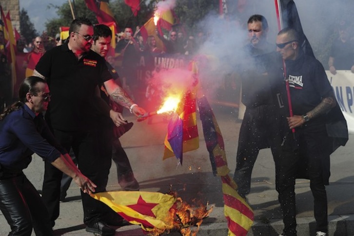 Ultras queman la ‘estelada’ en acto de Montjuïc. (Josep LAGO/AFP)