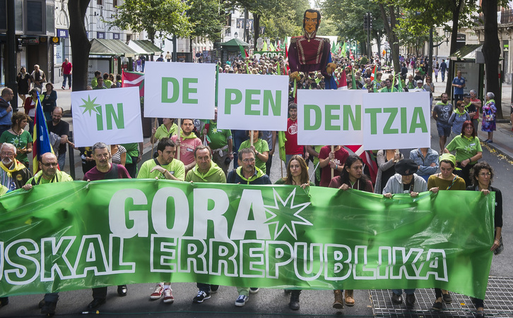 Independentistak sareak antolaturiko manifestazioa. (Luis JAUREGIALTZO / ARGAZKI PRESS)