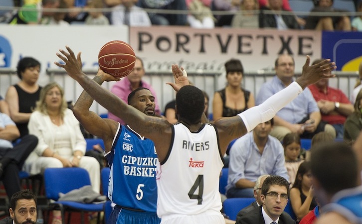 Un momento del partido entre Gipuzkoa Basket y Real Madrid. (Gorka RUBIO/ARGAZKI PRESS)