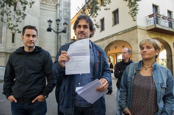 Pello Urizar ha entregado la carta acompañado de Iker Casanova y Rebeka Ubera. (Monika DEL VALLE/ARGAZKI PRESS)