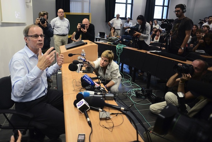 El profesor francés Jean Tirole, Nobel de Economía 2014, comparece ante los medios en Toulouse tras conocer el galardón. (Remy GABALDA/AFP)
