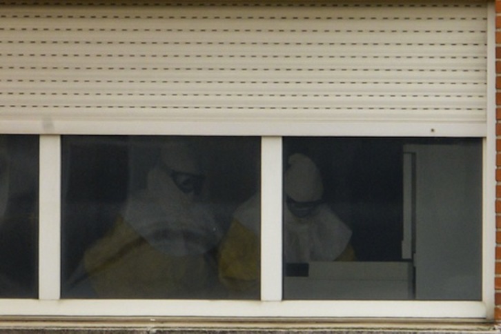 Personal sanitario del hospital Carlos III de Madrid, ataviado con prendas de protección. (Pedro ARMESTRE/AFP PHOTO)