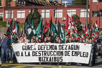 Los trabajadores de Bizkaibus se han manifestado esta mañana en Bilbo. (Aritz LOIOLA/ARGAZKI PRESS)