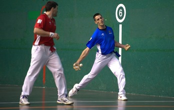 Albisu golpea la pelota ante la mirada de Beroiz. (Andoni CANELLADA / ARGAZKI PRESS)