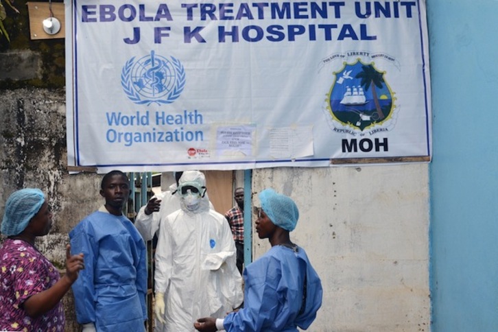 Trabajadores sanitarios en un hospital en Liberia. (Zoom DOSSO / AFP)