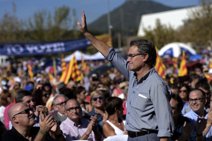 Artur Masa saluda en el Día de Convergencia, celebrado el sábado pasado en Manresa. (Josep LAGO / AFP)