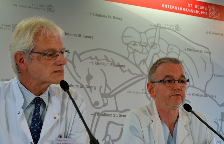 Responsables médicos del hospital St.George de Leipzig comparecen antes los medios tras la llegada del paciente enfermo de ébola, el día 9. (Hendrik SCHMIDT/AFP) 