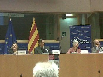 Foto compartida en Twitter por Maite Iturre de EH Bildu, que ha estado presente en la comparecencia catalana.  