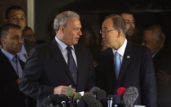 El secretario general de la ONU, Ban Ki-moon, junto a Ziad Abu-Amr, viceprimer ministro palestino. (Mahmud HAMS/AFP PHOTO) 