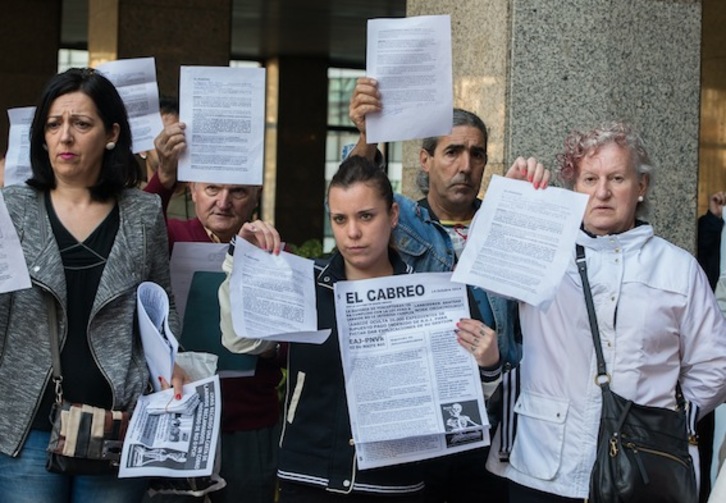Las familias que han acudido a la sede del Ararteko en Bilbo. (Monika DEL VALLE/ARGAZKI PRESS)