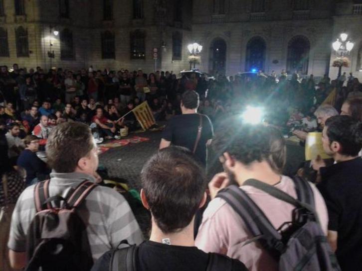 Imagen de la asamblea abierta celebrada anoche por la CUP en la plaza Sant Jaume. (CUP)