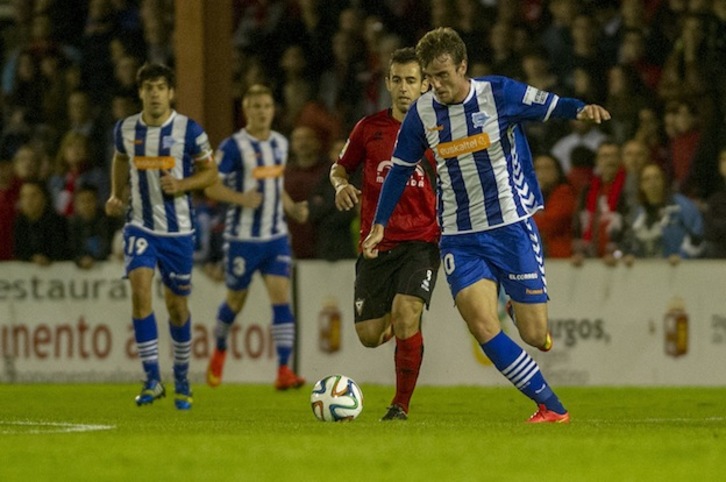 Imagen del choque copero entre Mirandés y Alavés. (Juanan RUIZ / ARGAZKI PRESS)