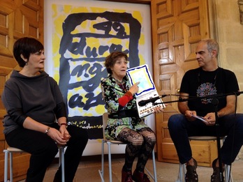 Marta Cardenas erdian, Azokaren kartelarekin. (Juanan RUIZ/ARGAZKI PRESS)