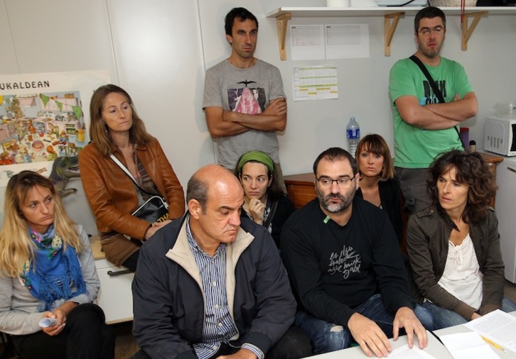 Seaska eta Ikastolen Elkarteko ordezkariak, gaurko agerraldian. (Bob EDME)