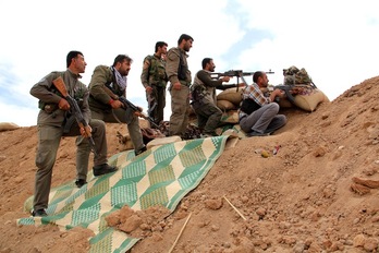 Milicianos kurdos en el frente ubicado a 30 km al suroeste de Sarekaniye. (David MESEGUER)