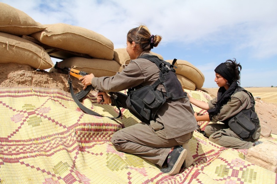Milicianas kurdas en Serekaniye.
