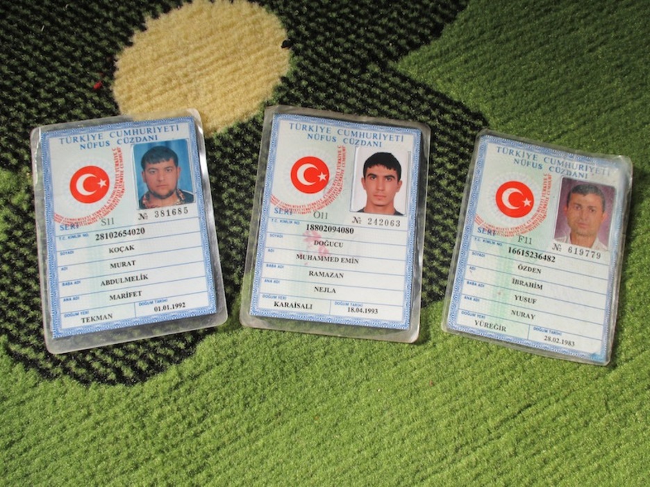 Pasaportes de combatientes turcos del EI incautados por las YPG. (Karlos ZURUTUZA)