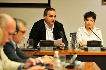 Jon Abril y Eneka Maiz han comparecido en comisión parlamentaria. (Idoia ZABALETA/ARGAZKI PRESS)