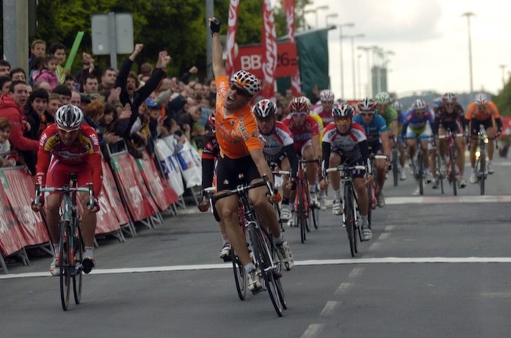 Koldo Fernández de Larrea gana la segunda etapa de Euskal Bizikleta 2008 con Euskaltel-Euskadi. (Juanan RUIZ/ARGAZKI PRESS)