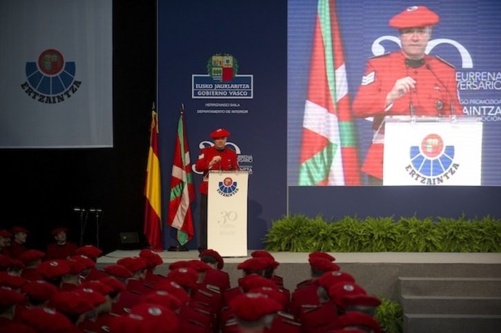 Acto de conmemoración del 30º aniversario de la Ertzaintza, celebrado en Arkaute en 2012. (Raúl BOGAJO / ARGAZKI PRESS)