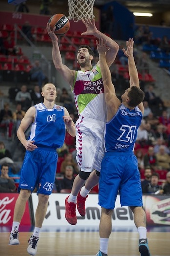 Shengelia lanza a canasta pese a la defensa lituana. (Juanan RUIZ / ARGAZKI PRESS)