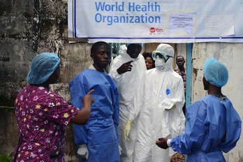 Trabajadores sanitarios, ataviados con trajes de protección, a las puertas de un hospital de Monrovia, la capital de Liberia. (Zoom DOSSO/AFP PHOTO)