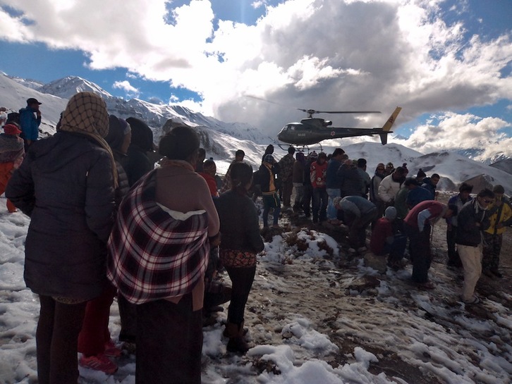 Un helicóptero del Ejército nepalí rescata a supervivientes de una avalancha en Manang, en el circuito del trekking del Annapurna. (AFP)