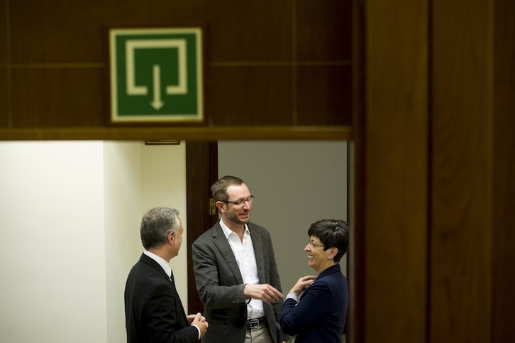 Javier Maroto conversa en el Parlamento con el lehendakari Urkullu y la consejera de Interior. (Raúl BOGAJO / ARGAZKI PRESS) 