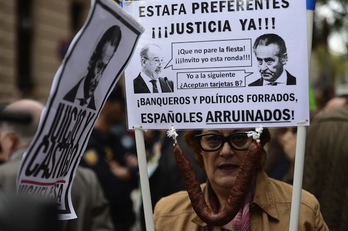 Protesta en el exterior de la Audiencia Nacional, donde han declarado Blesa y Rato. (Tom GANDOLFINI / AFP)