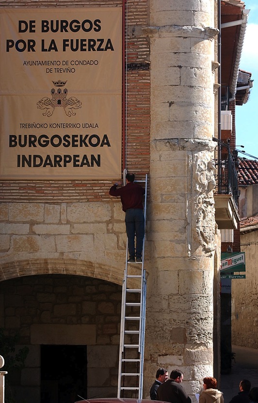 Cartel en el Ayuntamiento de Trebiñu.